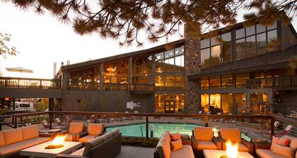 Hot Tub. Western Suite with Balcony!