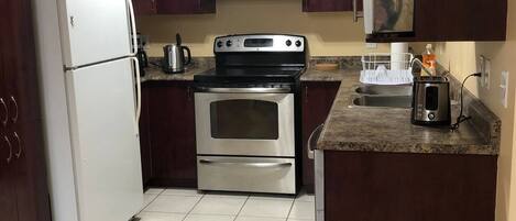 Refrigerador, microondas, horno y parrilla de estufa