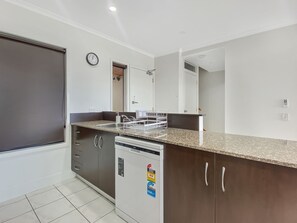 Kühlschrank, Mikrowelle, Herdplatte, Geschirrspüler