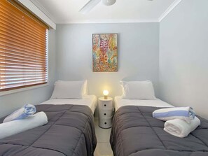 3 habitaciones, tabla de planchar con plancha, wifi y ropa de cama 