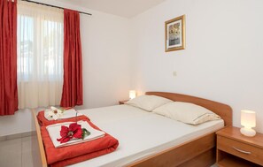 1 bedroom, free WiFi, bed sheets - Awesome apartment in Baska Voda (Baska Voda)