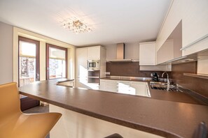 Four Ă micro-ondes, surface de cuisson, lave-vaisselle