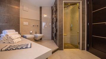 Doccia, asciugacapelli, bidet, asciugamani