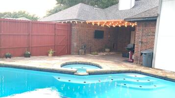 Piscina all'aperto, una piscina riscaldata