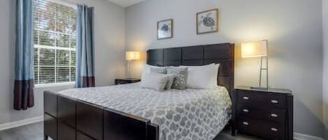 3 slaapkamers, een strijkplank/strijkijzer, reisbedje, wifi