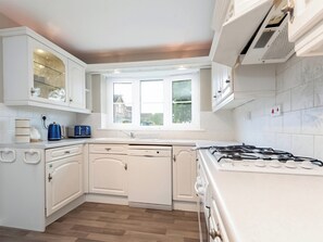 Kylskåp, mikrovågsugn, ugn och diskmaskin