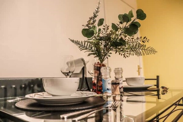 Dining - Cosy 1 bedroom flat with FREE parking & FAST WiFi near Birmingham city centre. (Birmingham)