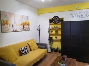 Smart TV, books - Cosy 1 bedroom flat with FREE parking & FAST WiFi near Birmingham city centre. (Birmingham)