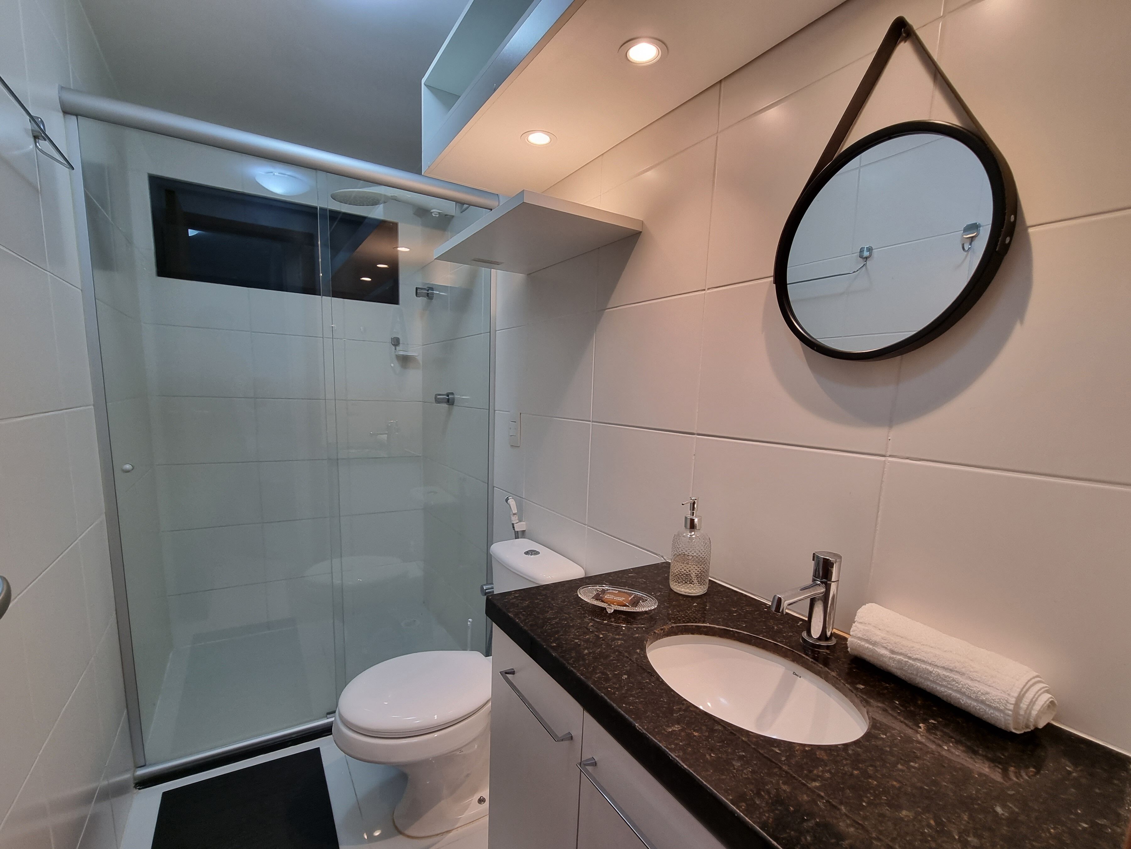 Appartement | Salle de bain | Douche, douche à « effet pluie », articles de toilette gratuits