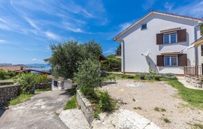 Property grounds - 1 bedroom gorgeous apartment in Omisalj (Omisalj)