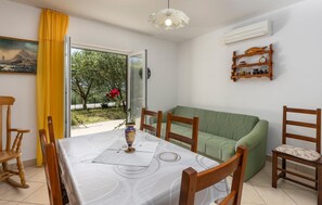 Dining - Stunning apartment in Omisalj with WiFi (Omisalj)
