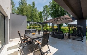 Outdoor dining - Stunning home in Smiljansko Polje (Smiljansko Polje)