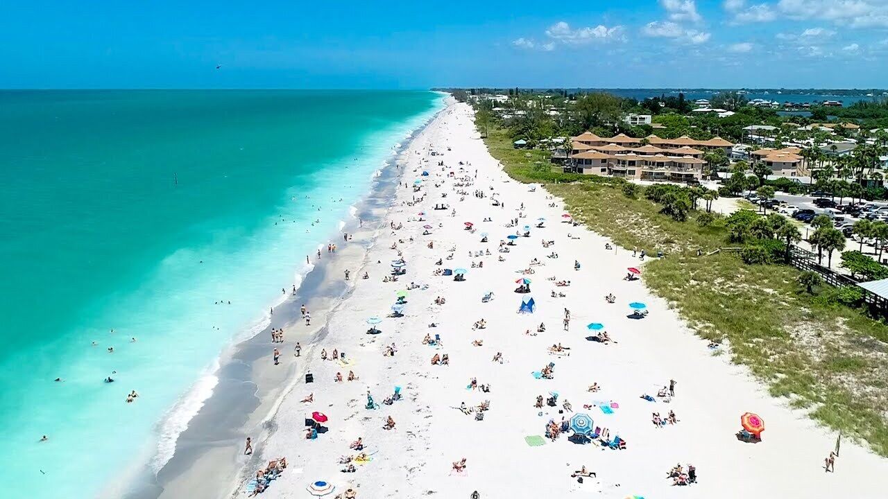 Beach nearby, sun-loungers, beach towels