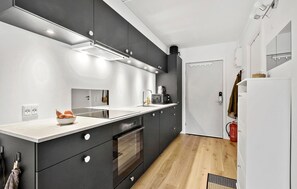 Fridge, dishwasher, cookware/dishes/utensils