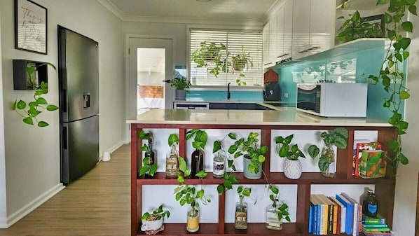 Réfrigérateur, four à micro-ondes, un four, surface de cuisson