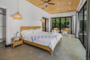 6 bedrooms, desk, WiFi, bed sheets