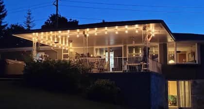 Private country home, Mt. Hood view, hot tub, full kitchen, business class Wi-Fi