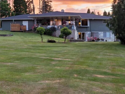 Private country home, Mt. Hood view, hot tub, full kitchen, business class Wi-Fi