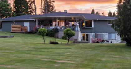 Private country home, Mt. Hood view, hot tub, full kitchen, business class Wi-Fi