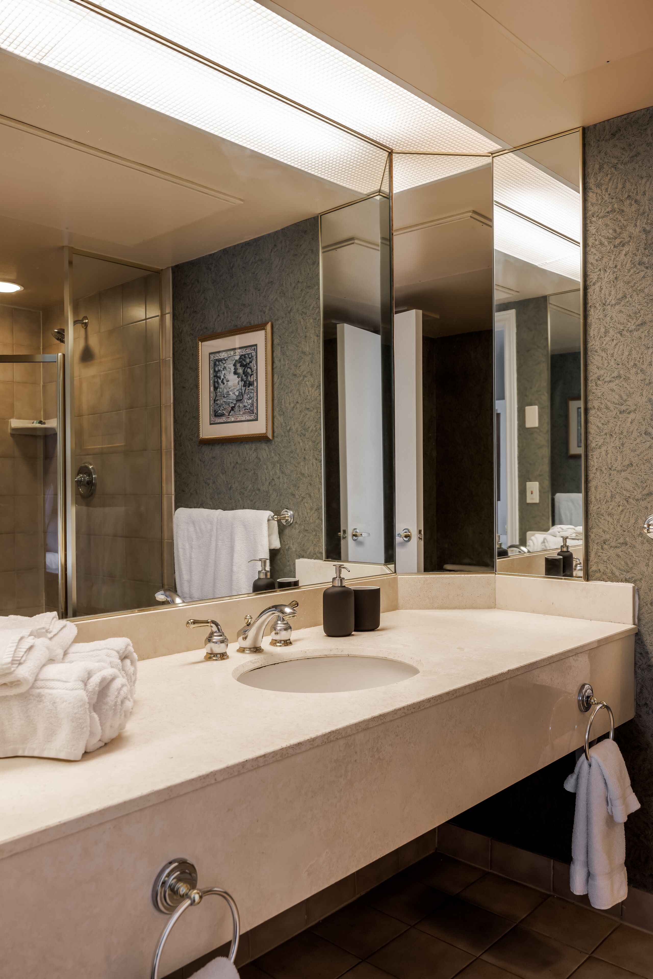 Appartement | Salle de bain | Séchoir à cheveux, serviettes fournies, papier de toilette