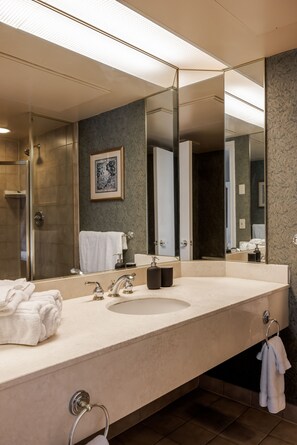Apartment | Bathroom - Horseshoe Valley Suites - The Elm (Oro-Medonte)