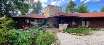 Elegant country retreat near Spring Green w expansive views of Driftless Region