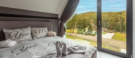 4 bedrooms, iron/ironing board, travel crib, free WiFi