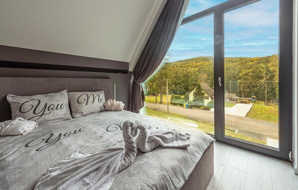 4 bedrooms, iron/ironing board, travel cot, free WiFi