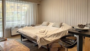 Une chambre à coucher avec un lit, un bureau et une chaise.