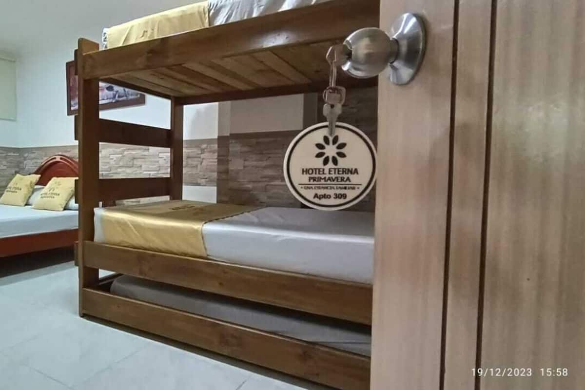 Kamar Quadruple Keluarga | Meja kerja, Wi-Fi gratis, dan seprai linen