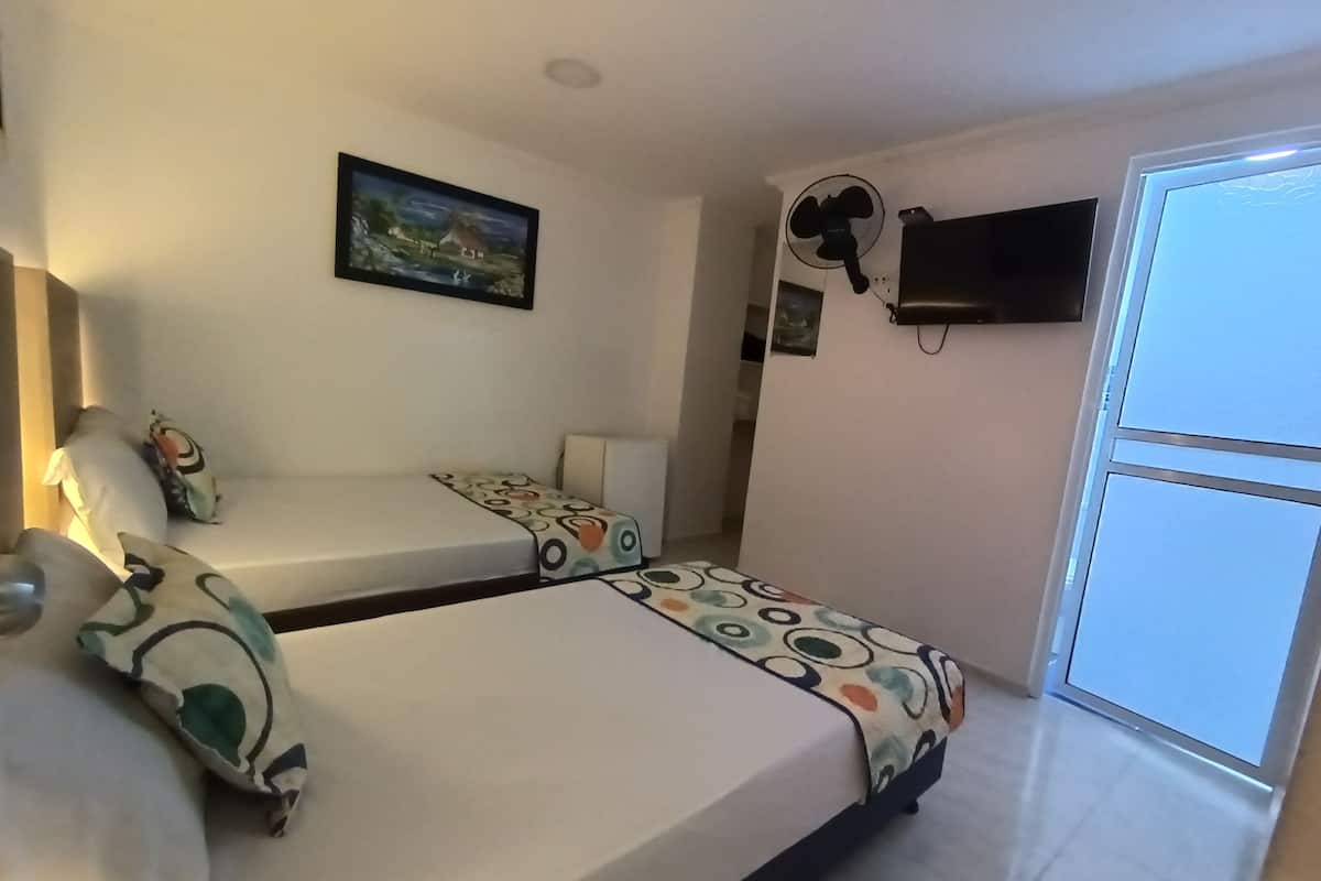 Kamar Twin Keluarga | Meja kerja, Wi-Fi gratis, dan seprai linen