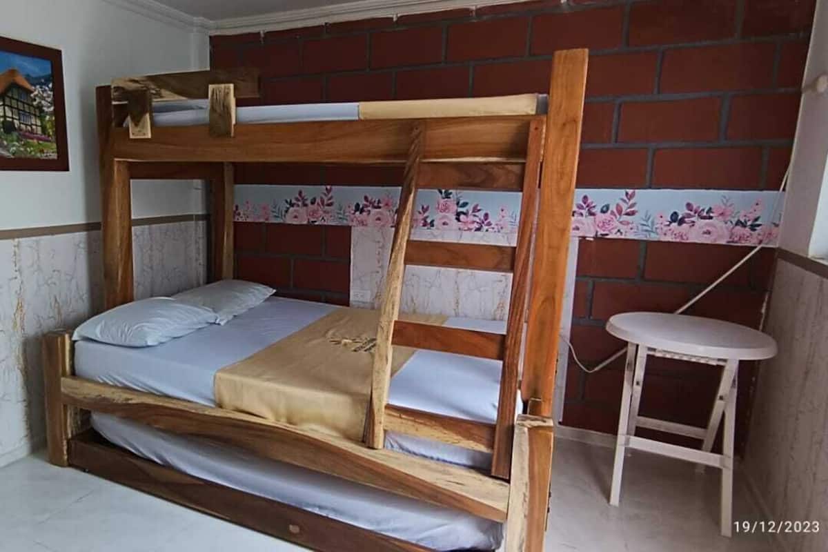 Kamar Triple Standar | Meja kerja, Wi-Fi gratis, dan seprai linen