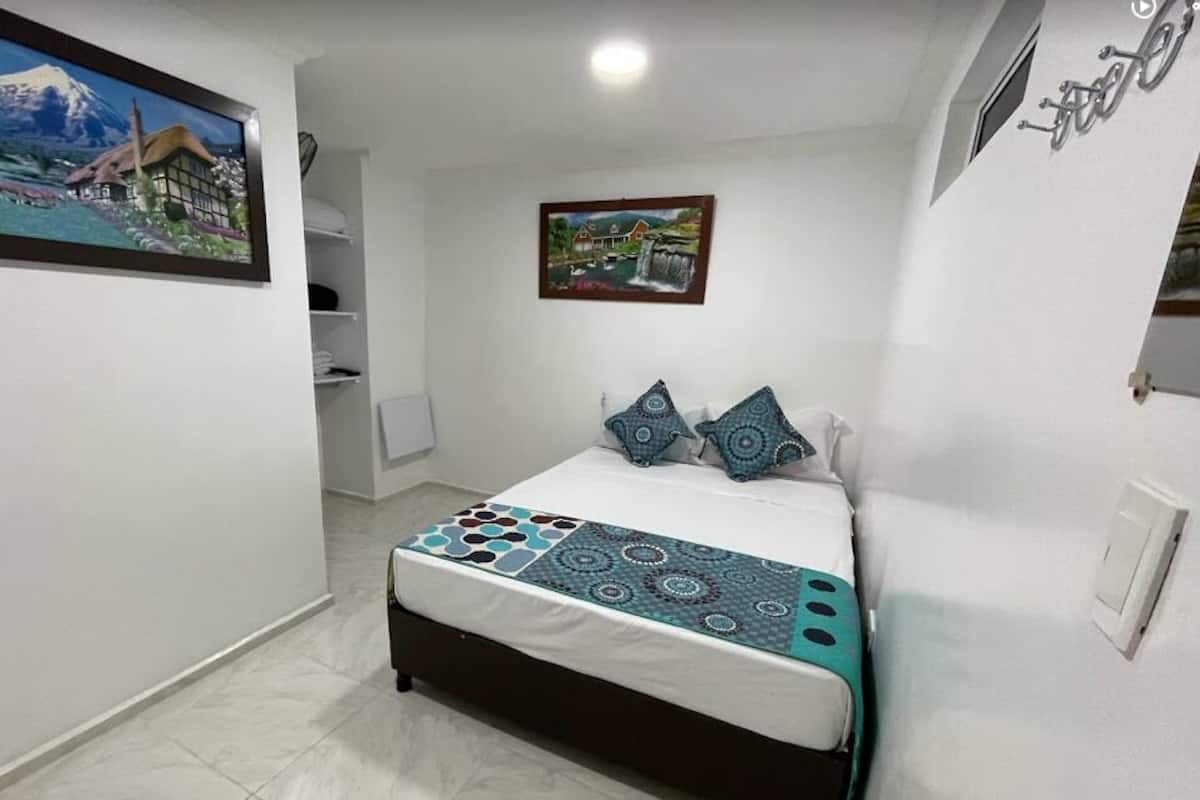 Kamar Double Standar | Meja kerja, Wi-Fi gratis, dan seprai linen