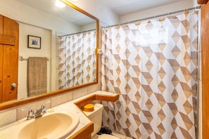 Douche, séchoir à cheveux, serviettes fournies