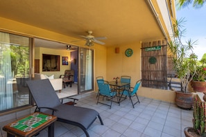 A patio with a table and chairs, a ceiling fan, and potted plants. - Charming Retreat: 1-Bedroom Condo in Historic SJD (San José del Cabo)