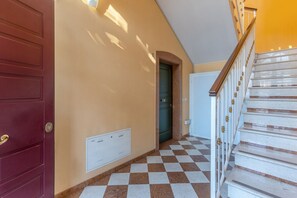 المنشأة من الداخل