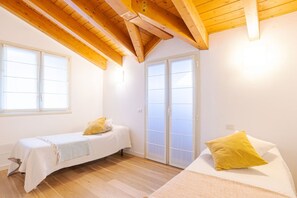 2 bedrooms, WiFi - GuestHost - Travel with your family and friends and explore lakes and mountains near Como!This large attic, with two bedrooms, two bathrooms, open space kitchen with island, large living room, terraces and patio for relaxing, is located on the road that  (Cesana Brianza)