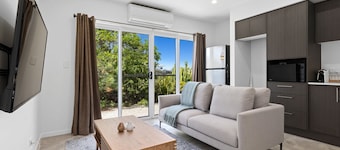 The Beachside Sanctuary -500m from Beach with Pool & Heated Spa