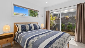 4 bedrooms, desk, WiFi, bed sheets - The Beachside Sanctuary -500m from Beach with Pool & Heated Spa (Casuarina)
