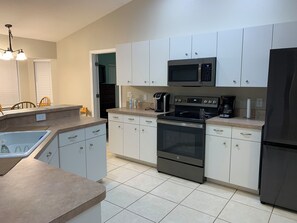 Fridge, microwave, oven, stovetop - Charming 3-bedroom house in Englewood within minutes of beaches and golf. (Englewood)