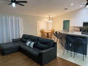 Smart TV, video games, DVD player, books - Charming 3-bedroom house in Englewood within minutes of beaches and golf. (Englewood)