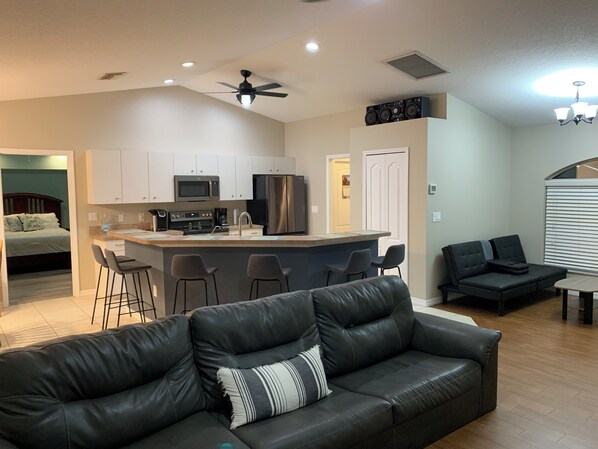 Smart TV, video games, DVD player, books - Charming 3-bedroom house in Englewood within minutes of beaches and golf. (Englewood)