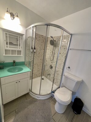SĂšche-cheveux, serviettes fournies, savon, papier toilette