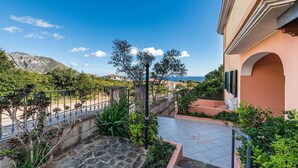 Property grounds - CASA ROSA DEI VENTI: in residential area and convenient to the beach (Cala Gonone)