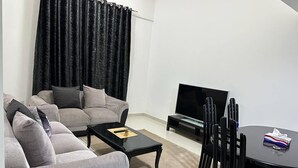 Apartment, 2 Schlafzimmer, Balkon, Stadtblick | Wohnzimmer