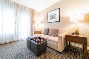 Apartment | Living room | Flat-screen TV - Horseshoe Valley Suites - The Azure (Oro-Medonte)