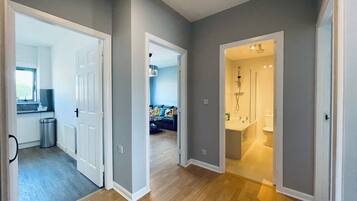 Secadora de cabello, toallas, jabón, shampoo