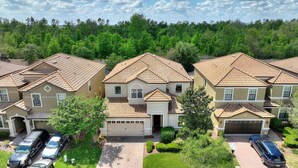 Un quartier résidentiel composé de plusieurs maisons présentant des styles architecturaux similaires, notamment des toits à deux versants et des jardins aménagés à l’avant.