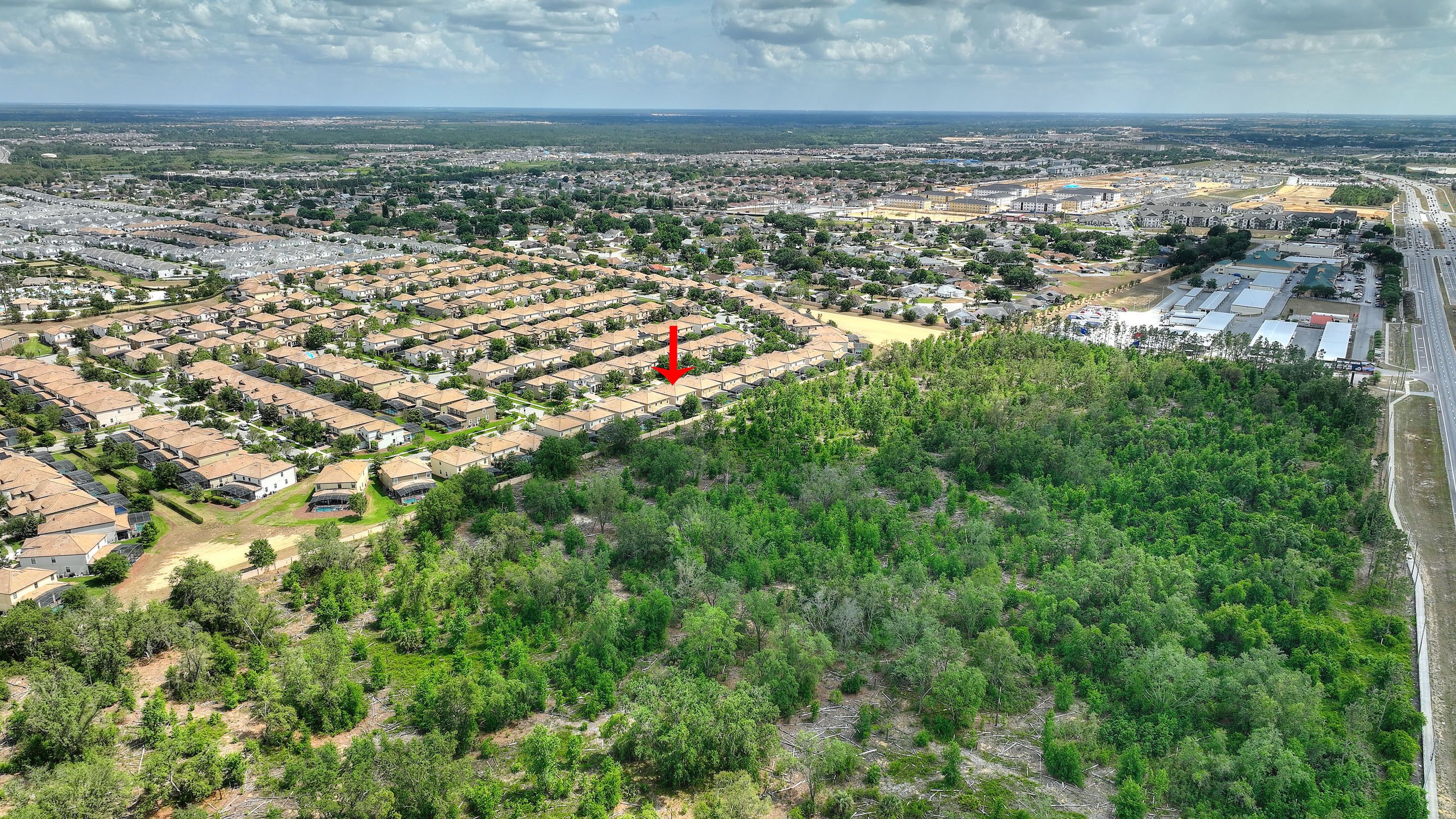 Un quartier résidentiel doté de logements aménagés et d’une route.