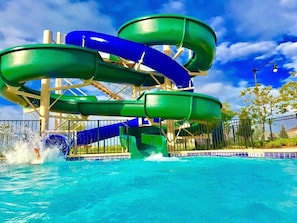Un parque acuático con toboganes y una piscina.